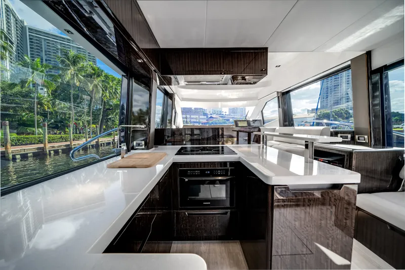 Slide: The Image of Galeon 500 FLY 2024 - 33