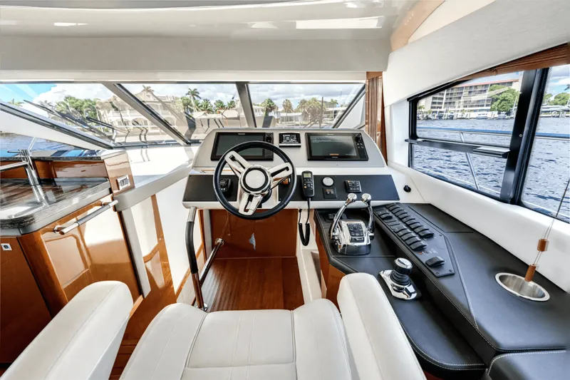 Slide: The Image of Sea Ray 510 FLYBRIDGE 2017 - 28