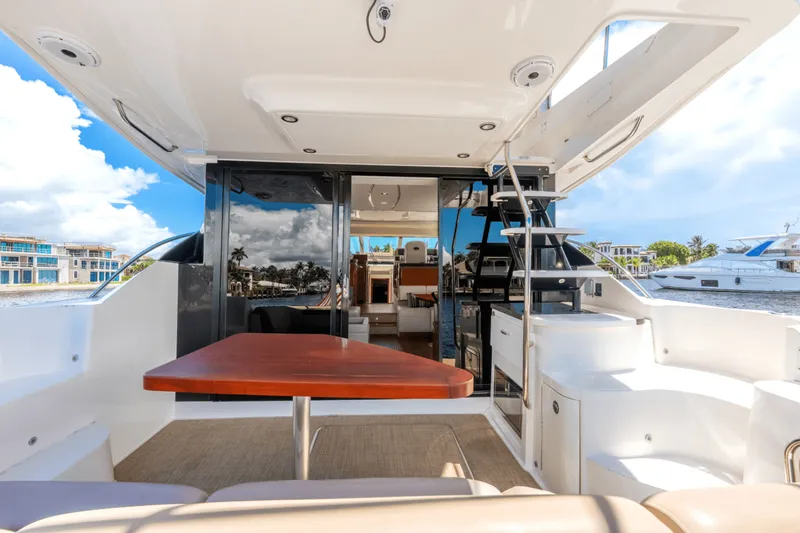 Slide: The Image of Sea Ray 510 FLYBRIDGE 2017 - 32