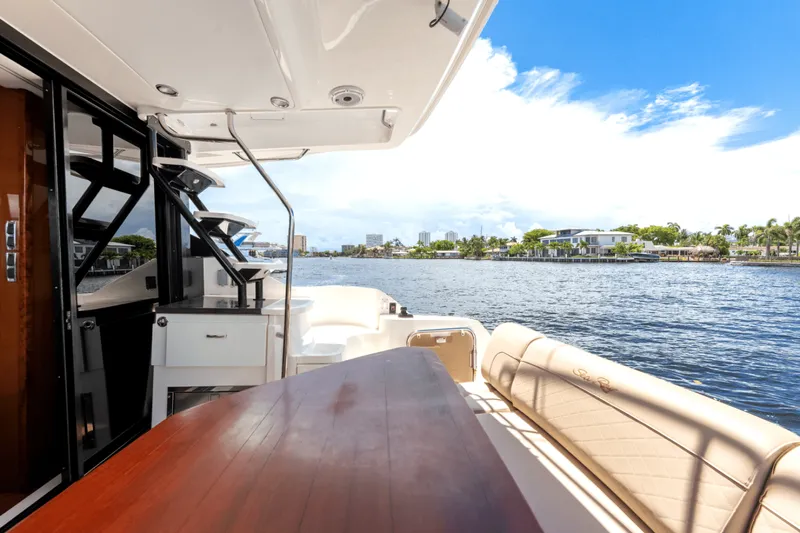 Slide: The Image of Sea Ray 510 FLYBRIDGE 2017 - 34