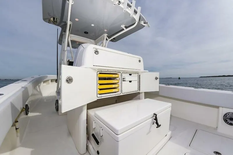 Slide: The Image of SeaVee 322z 2020 - 28