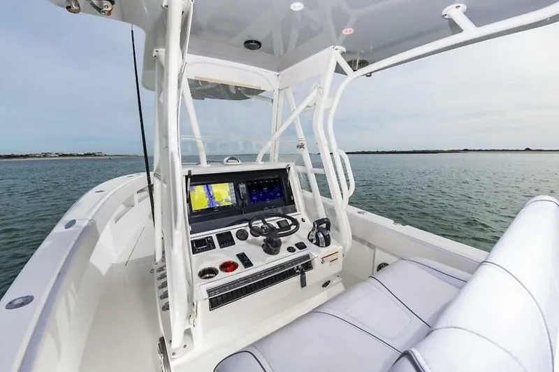 Slide: The Image of SeaVee 322z 2020 - 31