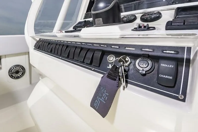 Slide: The Image of SeaVee 322z 2020 - 35