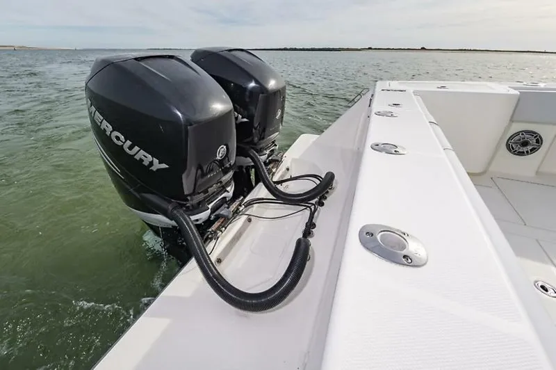 Slide: The Image of SeaVee 322z 2020 - 44
