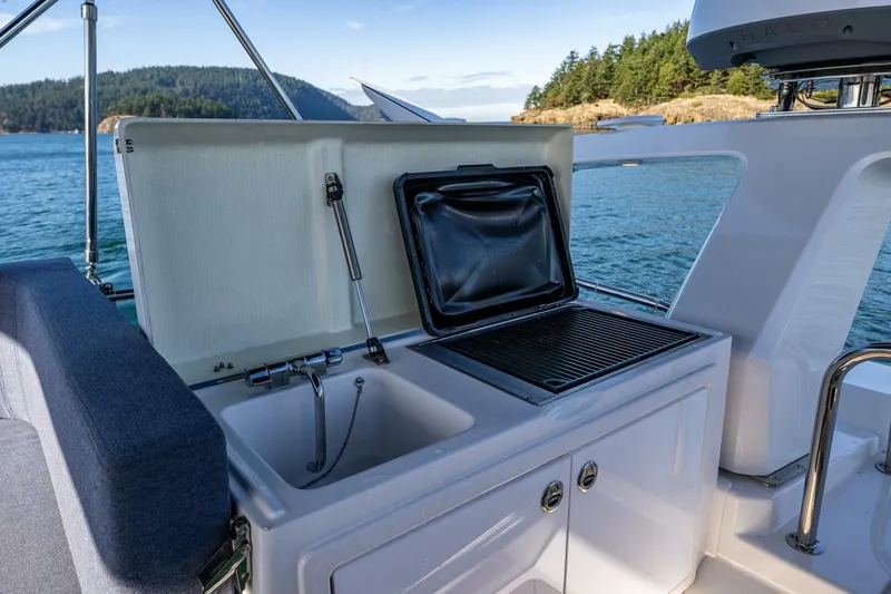 Slide: The Image of Nimbus 405 Flybridge 2023 - 10