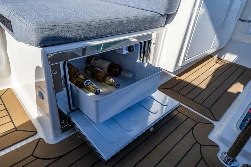 Slide: The Image of Nimbus 405 Flybridge 2023 - 11