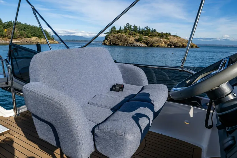 Slide: The Image of Nimbus 405 Flybridge 2023 - 14