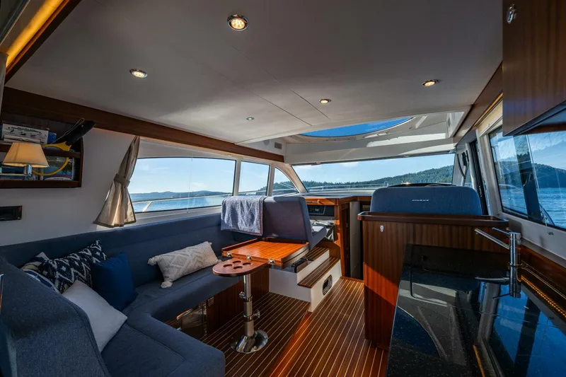 Slide: The Image of Nimbus 405 Flybridge 2023 - 17