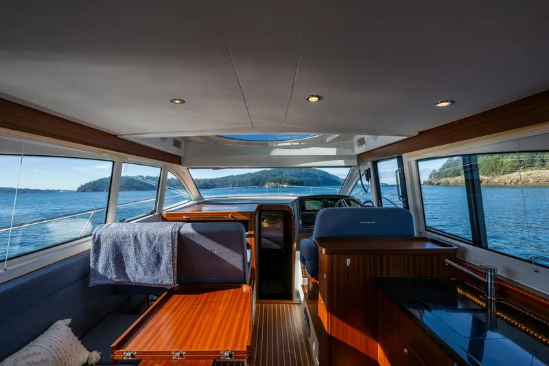 Slide: The Image of Nimbus 405 Flybridge 2023 - 18
