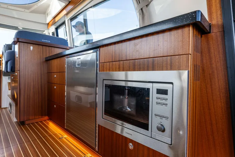 Slide: The Image of Nimbus 405 Flybridge 2023 - 19