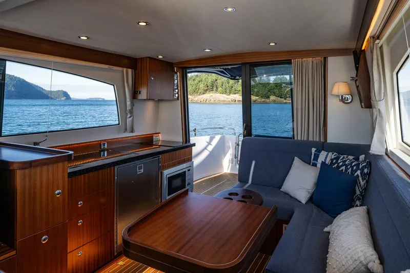 Slide: The Image of Nimbus 405 Flybridge 2023 - 21
