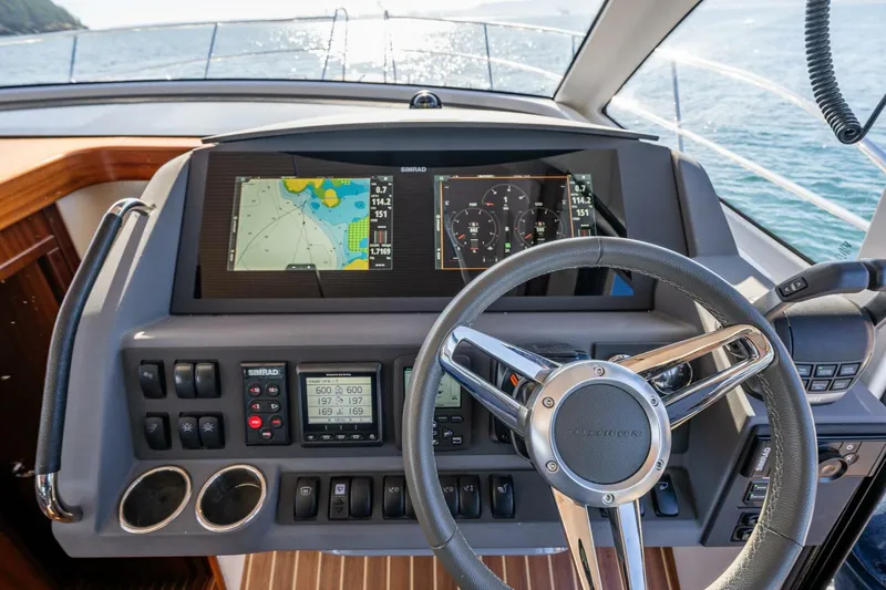 Slide: The Image of Nimbus 405 Flybridge 2023 - 22