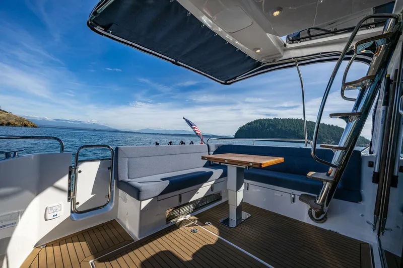 Slide: The Image of Nimbus 405 Flybridge 2023 - 7