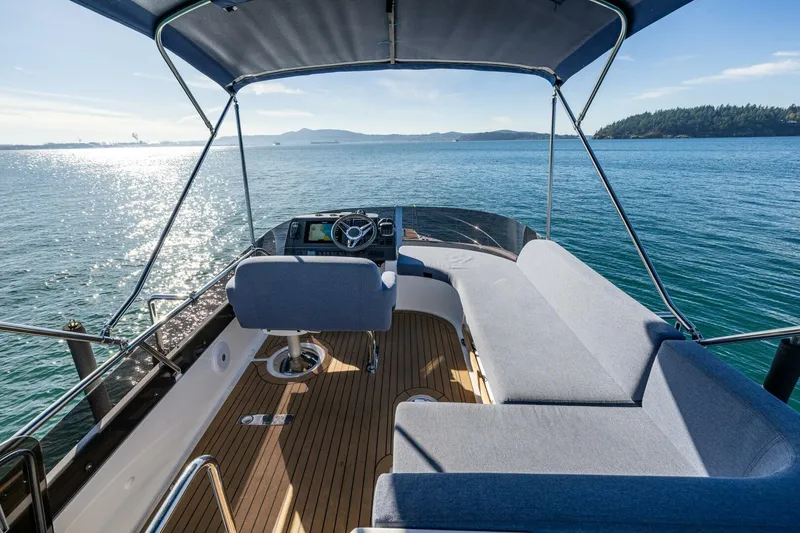 Slide: The Image of Nimbus 405 Flybridge 2023 - 9