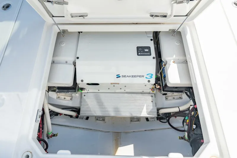 Slide: The Image of Everglades 375 Center Console 2025 - 8