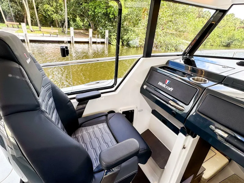 Slide: The Image of Wellcraft 38 Explorer 2025 - 30