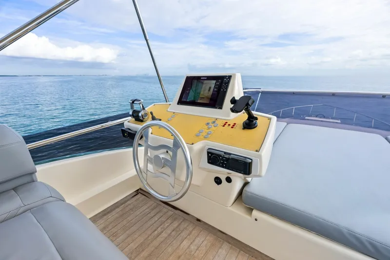 Slide: The Image of Ferretti 800 2018 - 26