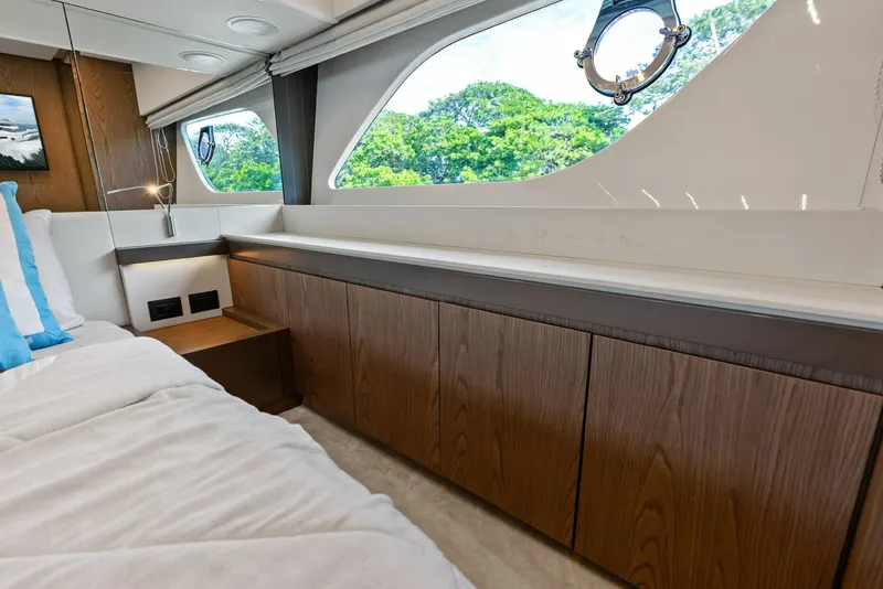 Slide: The Image of Ferretti 800 2018 - 56