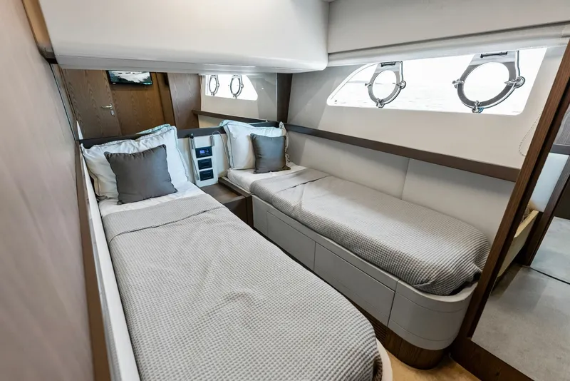 Slide: The Image of Ferretti 800 2018 - 60