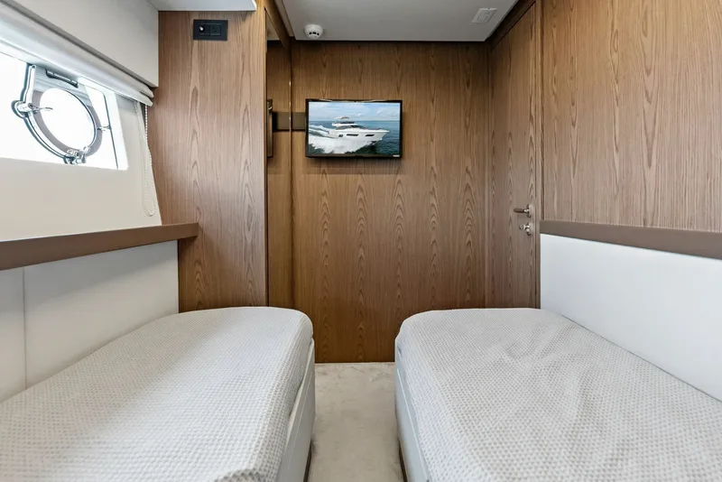 Slide: The Image of Ferretti 800 2018 - 62