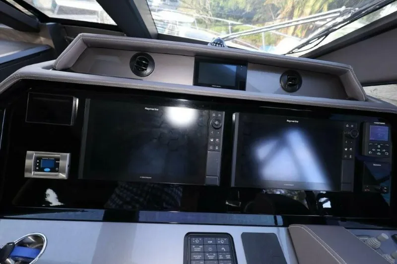 Slide: The Image of Galeon 650 Sky 2019 - 34