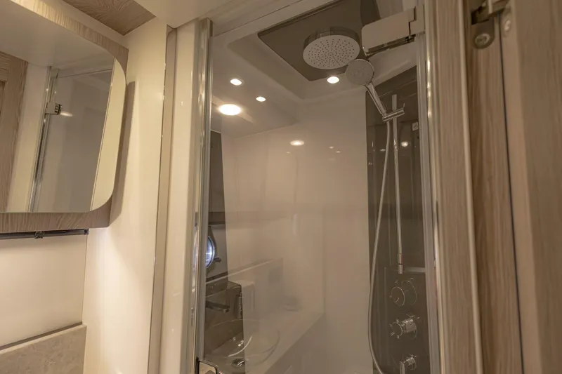 Slide: The Image of Azimut S6 Sport-Fly 2023 - 31