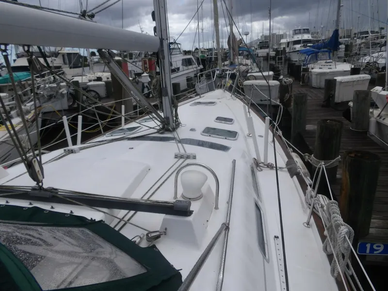Slide: The Image of Beneteau 423 2004 - 3