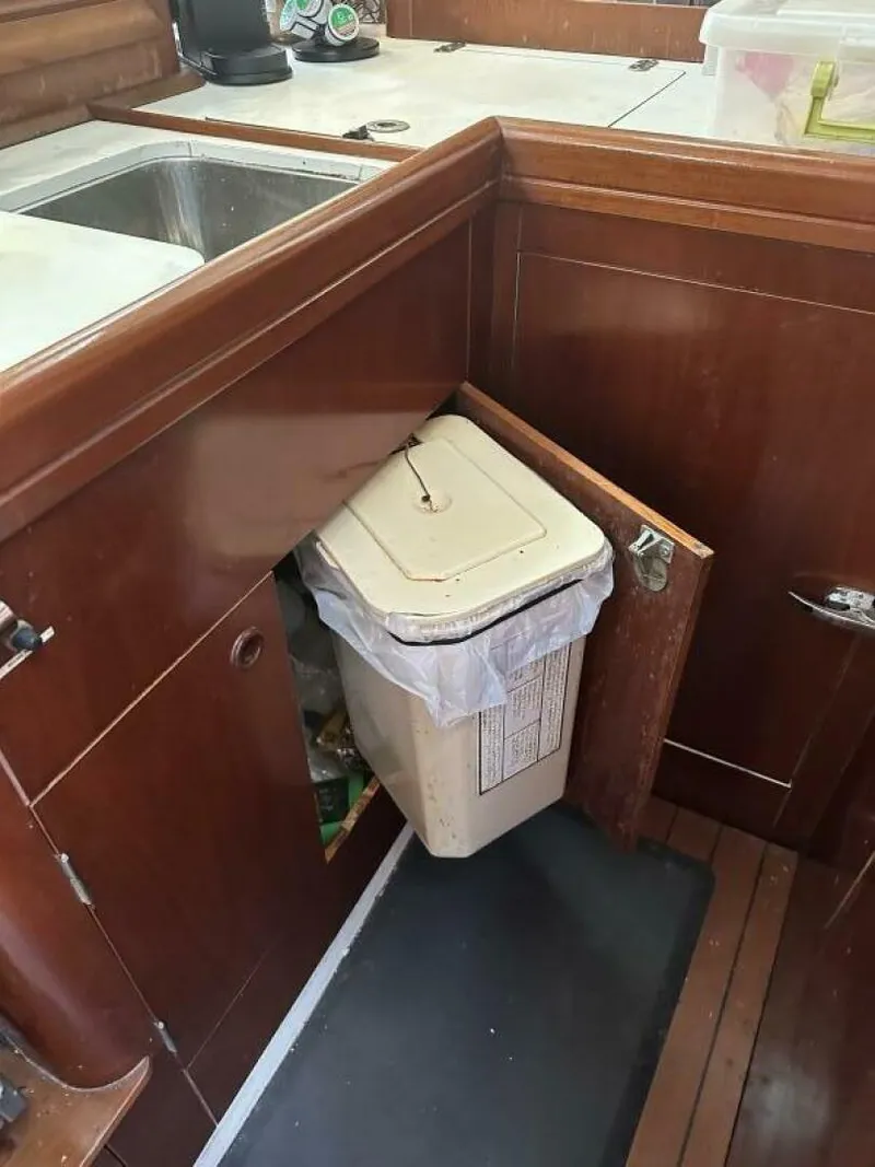 Slide: The Image of Beneteau 423 2004 - 34