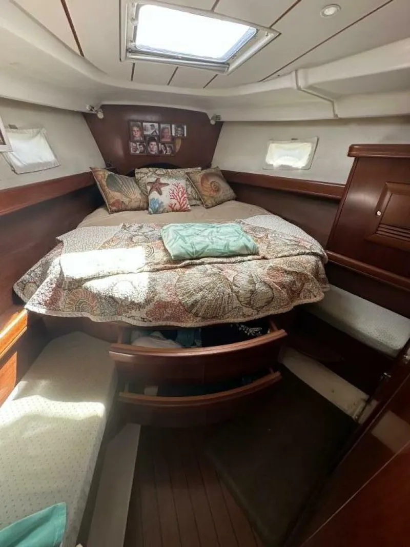 Slide: The Image of Beneteau 423 2004 - 43