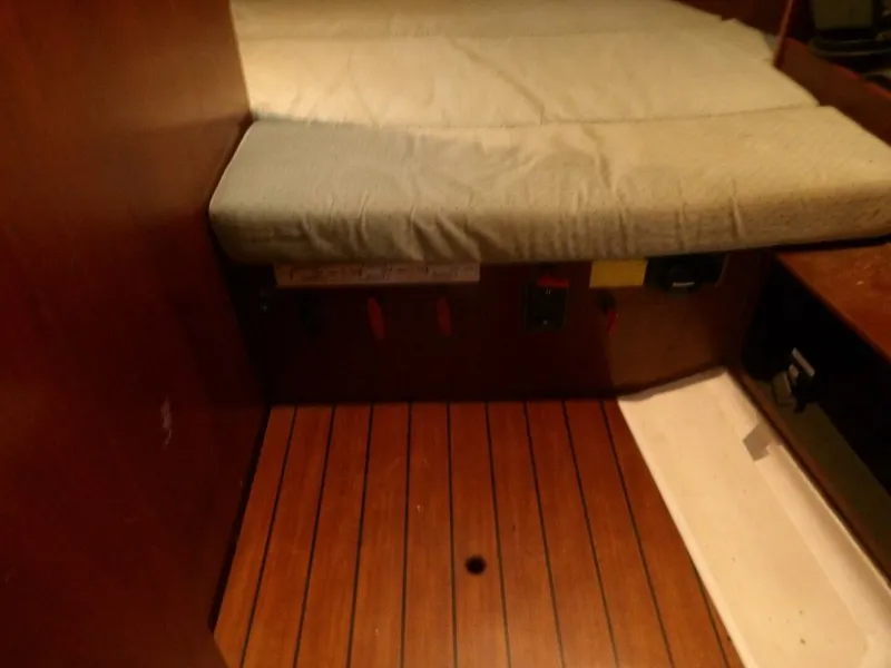 Slide: The Image of Beneteau 423 2004 - 49