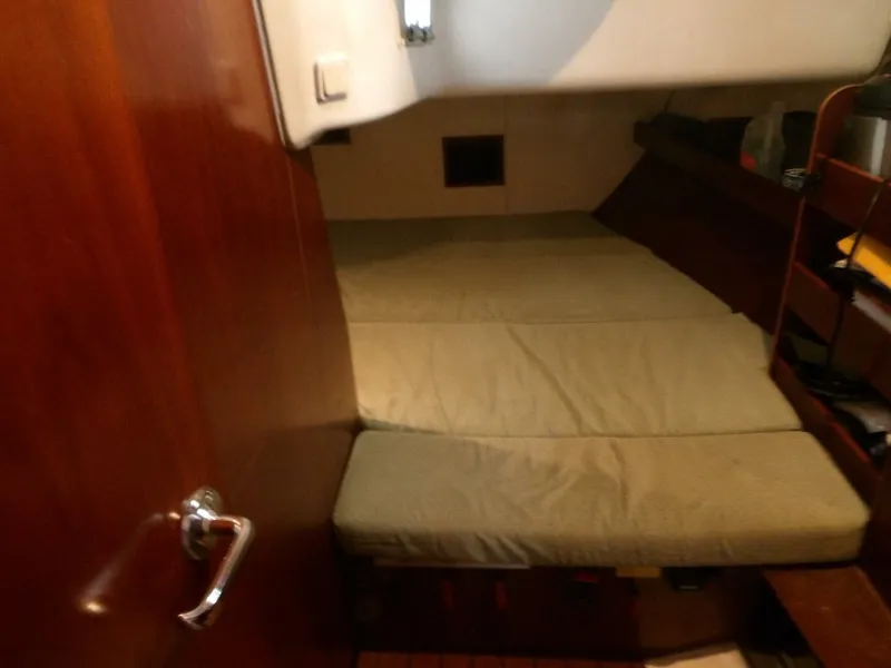 Slide: The Image of Beneteau 423 2004 - 50