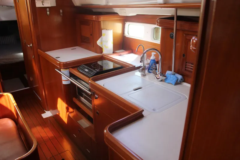 Slide: The Image of Beneteau 411 2001 - 22