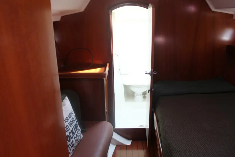 Slide: The Image of Beneteau 411 2001 - 32