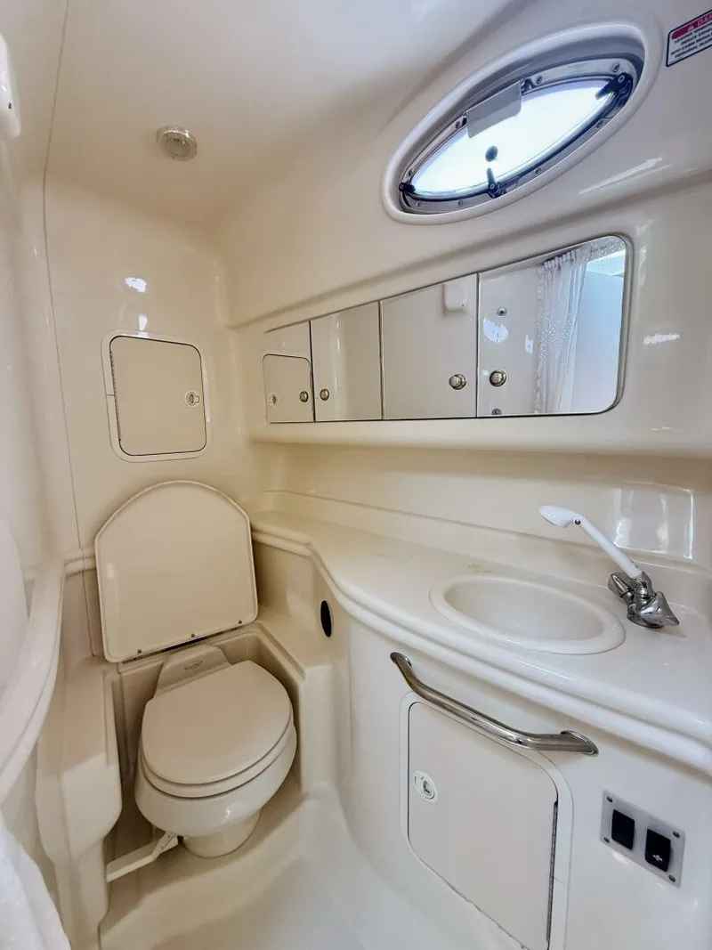 Slide: The Image of Sea Ray 320 Sundancer 2004 - 16