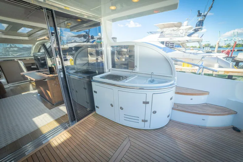 Slide: The Image of Azimut 68S 2011 - 10