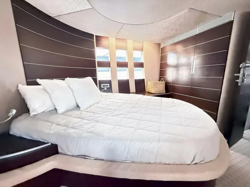 Slide: The Image of Azimut 68S 2011 - 22