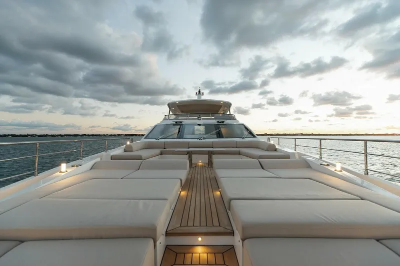 Slide: The Image of Azimut 2023 Grande 32 Metri 2023 - 8