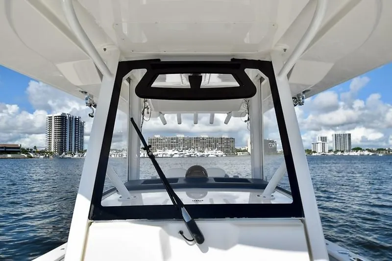 Slide: The Image of Regulator Marine 31FS 2020 - 11