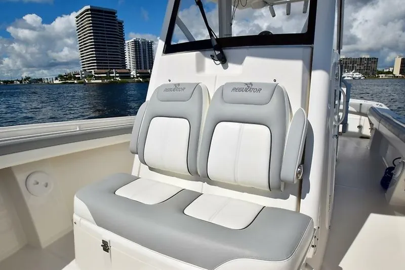 Slide: The Image of Regulator Marine 31FS 2020 - 12
