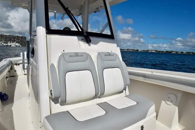 Slide: The Image of Regulator Marine 31FS 2020 - 13