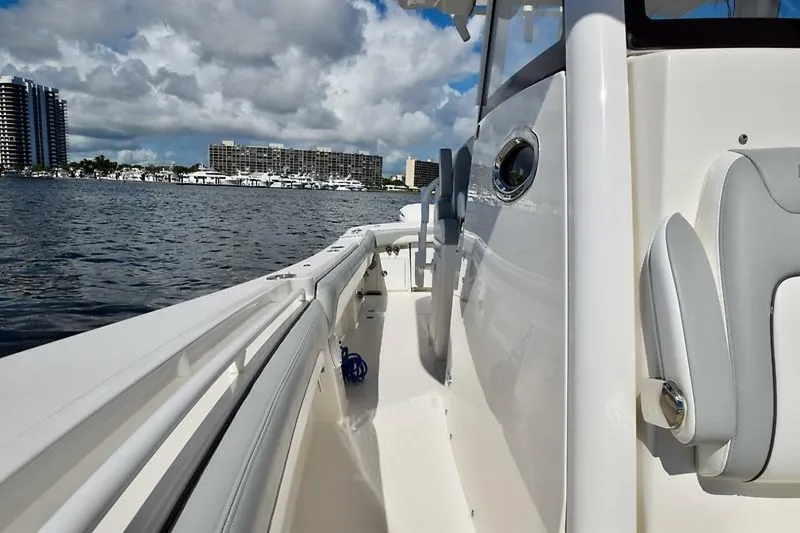 Slide: The Image of Regulator Marine 31FS 2020 - 14