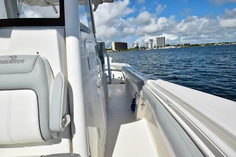 Slide: The Image of Regulator Marine 31FS 2020 - 15