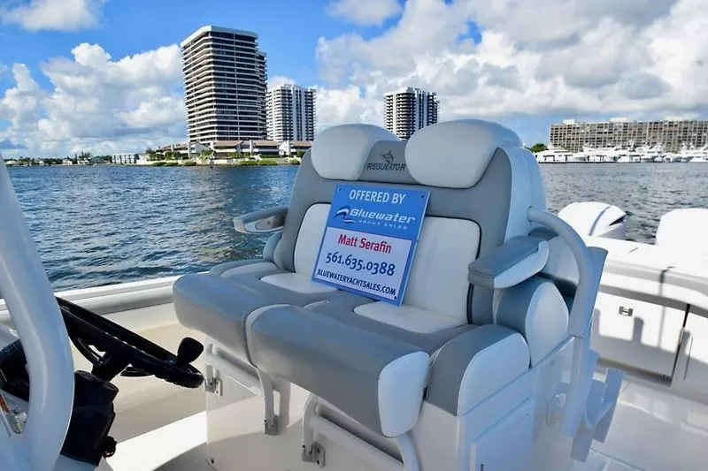 Slide: The Image of Regulator Marine 31FS 2020 - 16