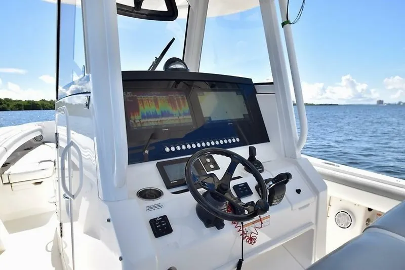 Slide: The Image of Regulator Marine 31FS 2020 - 17