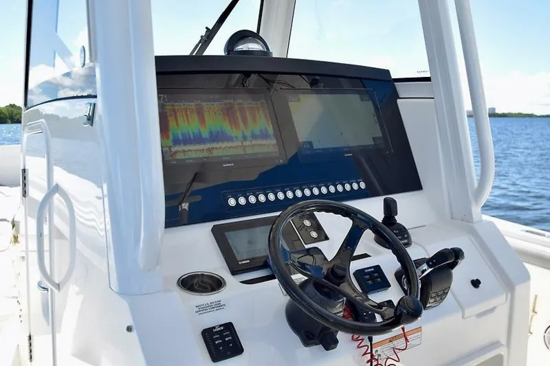 Slide: The Image of Regulator Marine 31FS 2020 - 18