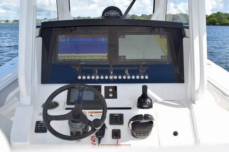 Slide: The Image of Regulator Marine 31FS 2020 - 24
