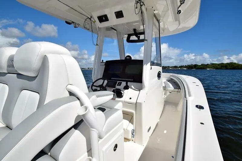 Slide: The Image of Regulator Marine 31FS 2020 - 25