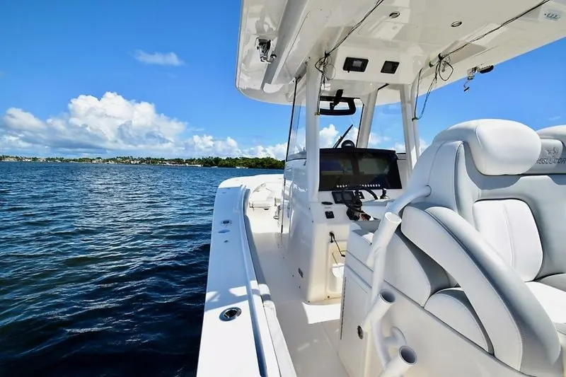 Slide: The Image of Regulator Marine 31FS 2020 - 26