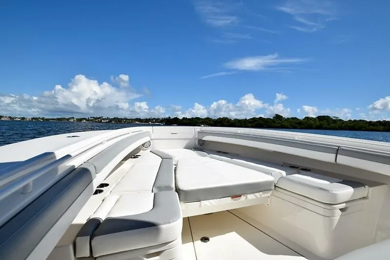 Slide: The Image of Regulator Marine 31FS 2020 - 3
