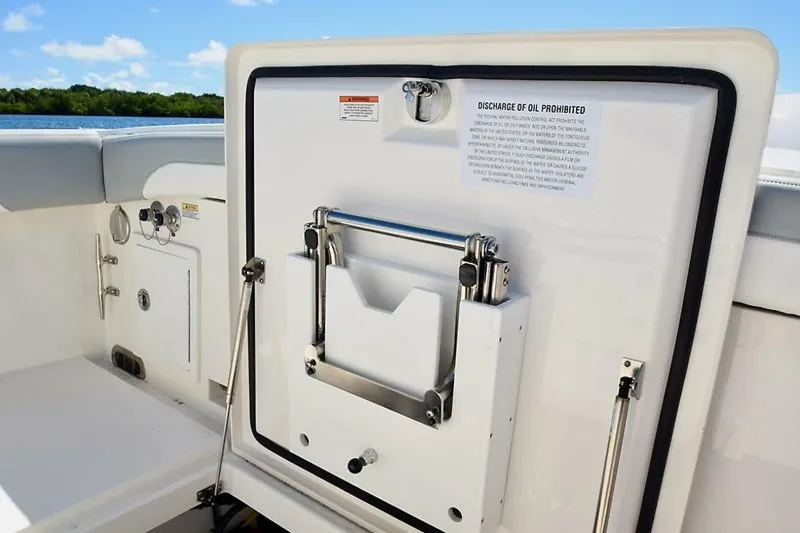 Slide: The Image of Regulator Marine 31FS 2020 - 33